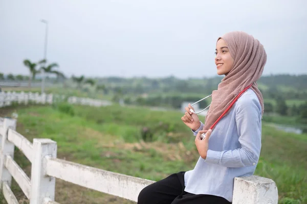 Bela Jovem Veterinária Vestindo Hijab Com Estetoscópio Fica Perto Cerca — Fotografia de Stock