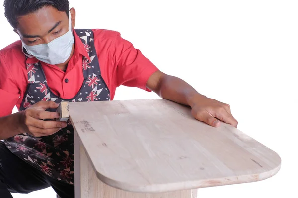 Joven Carpintero Ropa Trabajo Utilizando Papel Lija Para Pulir Proyecto —  Fotos de Stock