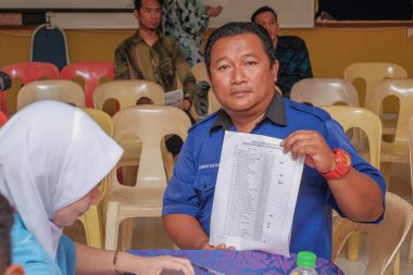 Muadzam Şah - Malezya - 25 Temmuz 2019: Kadın doktor veya eczacı erkek hasta sağlığı kliniğinde danışmanlık ve muayene