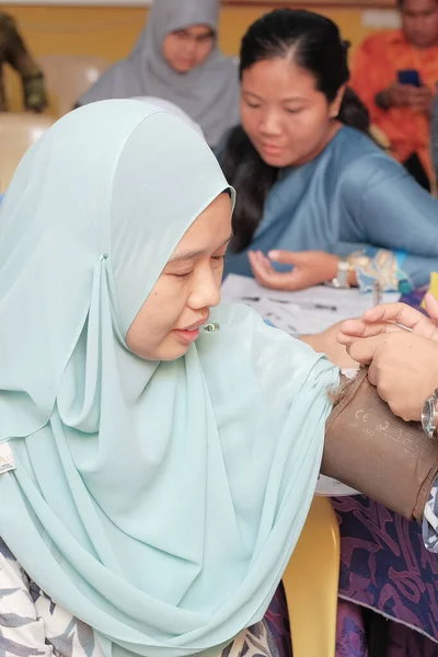 Муадзам Шах Малайзия Июля 2019 Года Женщина Врач Фармацевт Измеряющая — стоковое фото