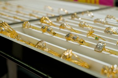 Yüzüklü, bilezik ve kolyeli altın mücevher mağazası vitrininde