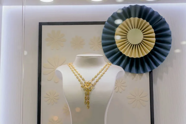 Goldschmuck Diamant Geschäft Mit Halsketten Luxus Einzelhandelsgeschäft Schaufenster — Stockfoto