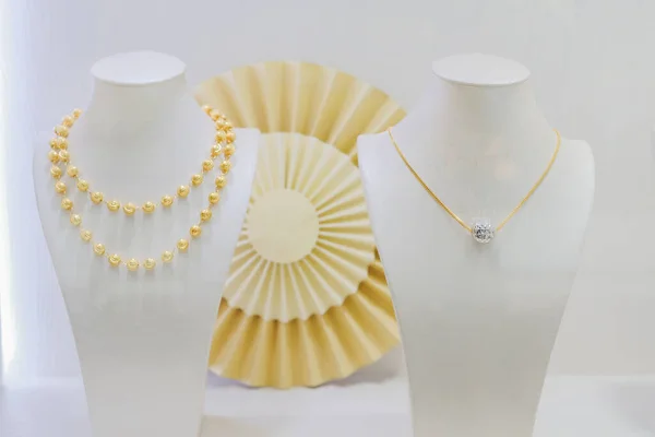 Guld Smycken Diamant Butik Med Halsband Lyx Butik Fönster Display — Stockfoto