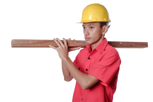 Trabajador Construcción Llevando Una Tabla Madera Hombro Carpintero Con Casco —  Fotos de Stock