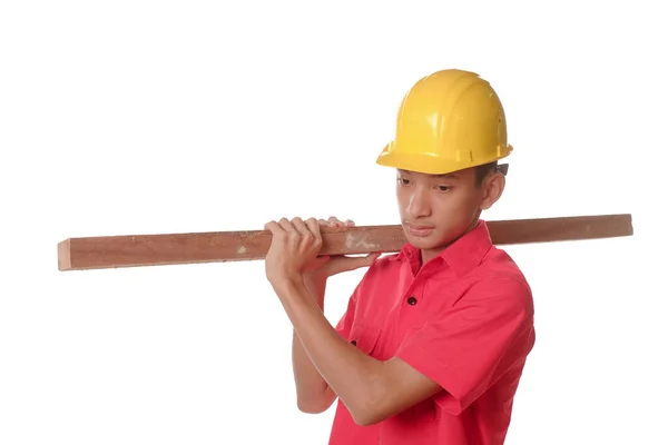 Trabajador Construcción Llevando Una Tabla Madera Hombro Carpintero Con Casco —  Fotos de Stock