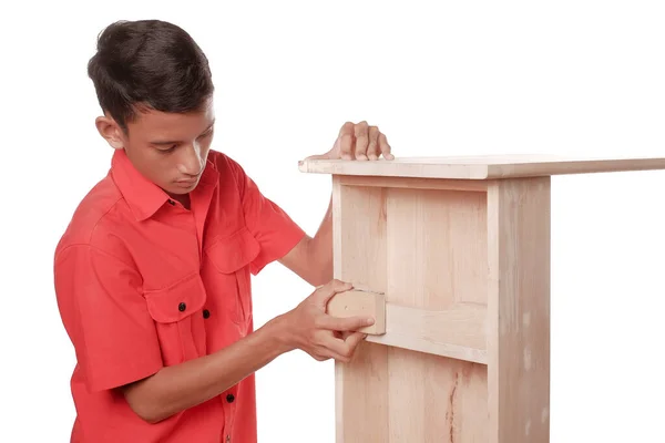 Joven Carpintero Ropa Trabajo Utilizando Papel Lija Para Pulir Proyecto —  Fotos de Stock