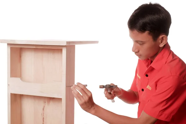Jovem Carpinteiro Roupas Trabalho Usando Punch Prego Para Acabamento Sofá — Fotografia de Stock