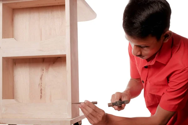 Joven Carpintero Ropa Trabajo Con Punzón Uñas Para Terminar Proyecto —  Fotos de Stock