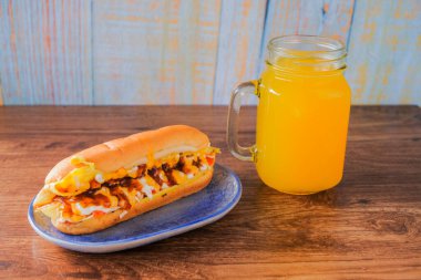 John ekmekli karpuz suyu ya da ahşap arka planda 