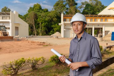 İnşaat alanındaki belgelerle çalışan başarılı inşaat mühendisi.
