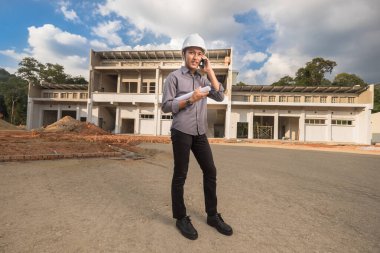 İnşaat alanındaki belgelerle başarılı inşaat mühendisi çağrı yapıyor.