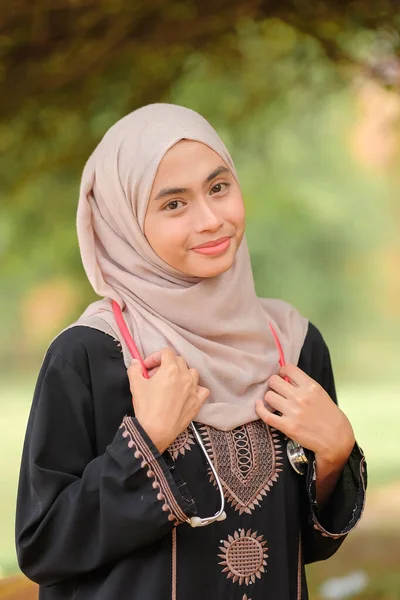 Jovem Prethy Asean Médico Feminino Com Hijab Segurando Estetoscópio Jardim — Fotografia de Stock
