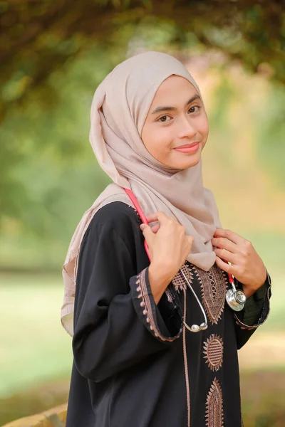 Giovane Preda Asean Medico Femminile Con Hijab Tenendo Stetoscopio Nel — Foto Stock