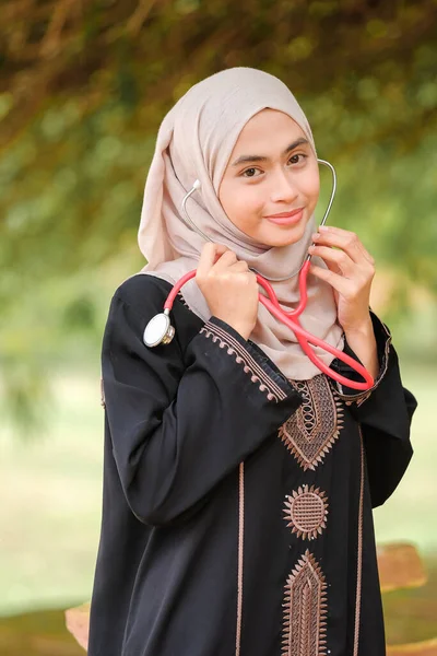 Joven Prethy Médico Asean Con Hijab Sosteniendo Estetoscopio Jardín Del —  Fotos de Stock