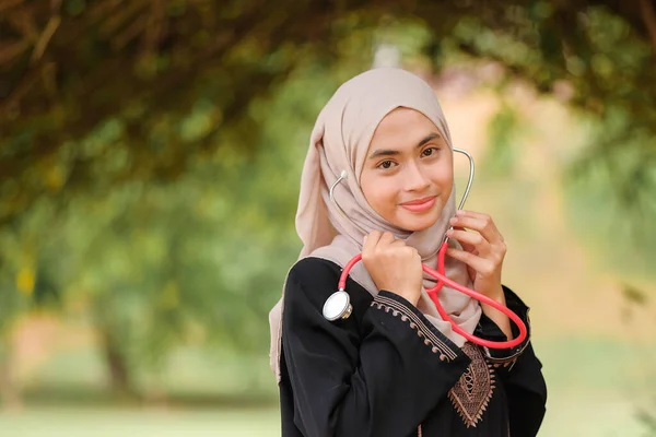 Dokter Muda Asean Dengan Hijab Memegang Stetoskop Kebun Rumah Sakit — Stok Foto