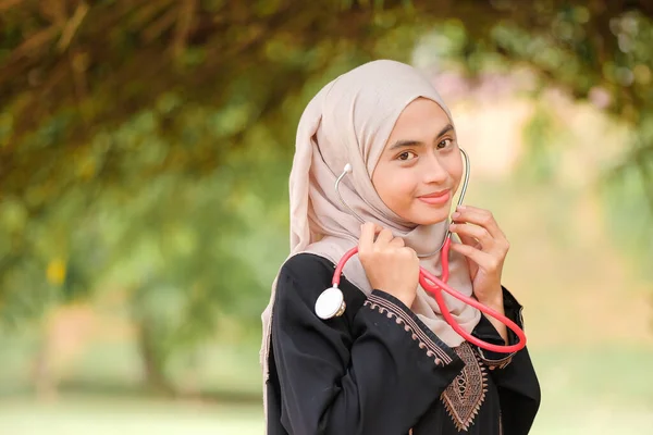 Jonge Asean Vrouwelijke Arts Met Hijab Die Stethoscoop Ziekenhuistuin Houdt — Stockfoto