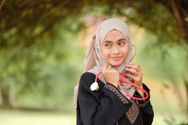 Dokter Muda Asean Dengan Hijab Memegang Stetoskop Kebun Rumah Sakit — Stok Foto