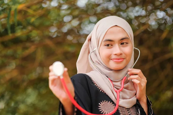 Jonge Asean Vrouwelijke Arts Met Hijab Die Stethoscoop Ziekenhuistuin Houdt — Stockfoto