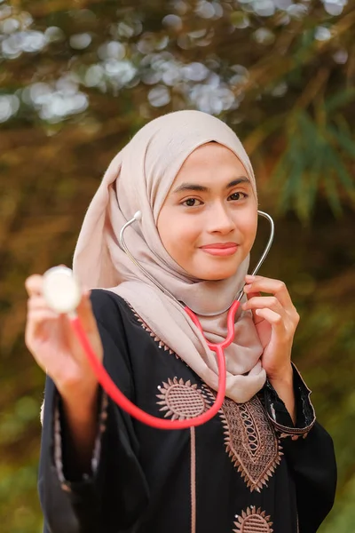 Young Prethy Asean Female Doctor Hijab Holding Stethoscope Hospital Garden — Stock Photo, Image