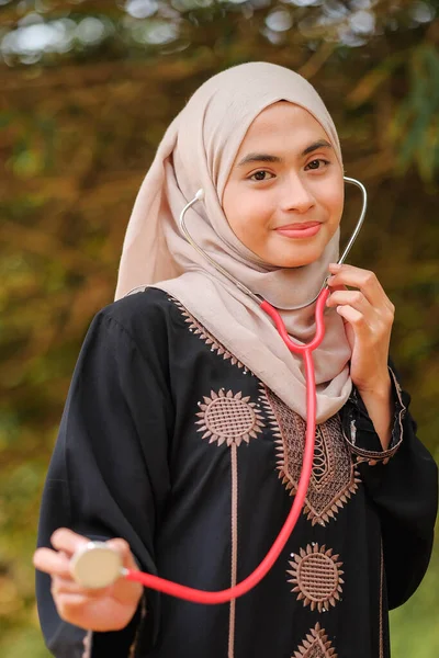 Unga Prethy Asean Kvinnliga Läkare Med Hijab Håller Stetoskop Sjukhuset — Stockfoto