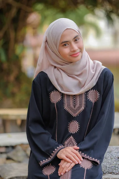 Porträt Einer Muslimischen Schönheit Mit Hijab — Stockfoto