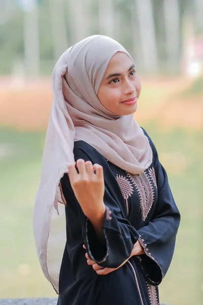 穆斯林美女头戴头巾的画像 — 图库照片