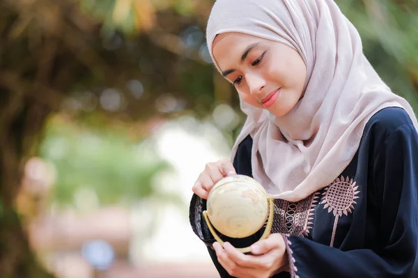 Junge Malaiisch Muslimische Studentinnen Hidschab Schwarzer Kleidung Halten Die Erdkugel — Stockfoto