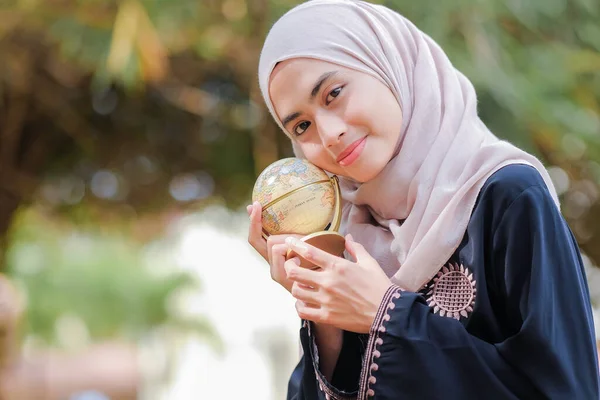 Jonge Maleis Moslim Student Meisje Hijab Zwarte Kleren Handen Houden — Stockfoto