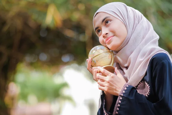 Genç Malaylı Müslüman Kız Tesettürlü Siyah Elbiseli Bulanık Bir Geçmişi — Stok fotoğraf