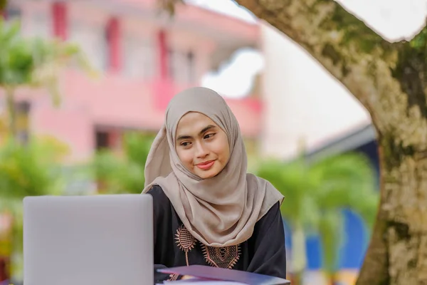 Foto Una Bella Studentessa Islamica Che Indossa Velo Seduta Nel — Foto Stock