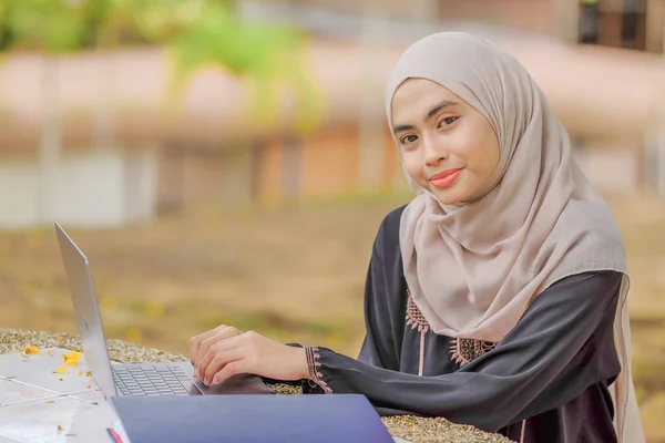 Foto Indah Islamic Perempuan Studentwearing Kerudung Duduk Taman Dan Menggunakan — Stok Foto