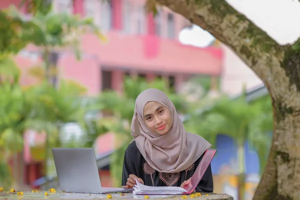 Foto Van Mooie Islamitische Vrouwelijke Studentwearing Hoofddoek Zittend Park Met — Stockfoto