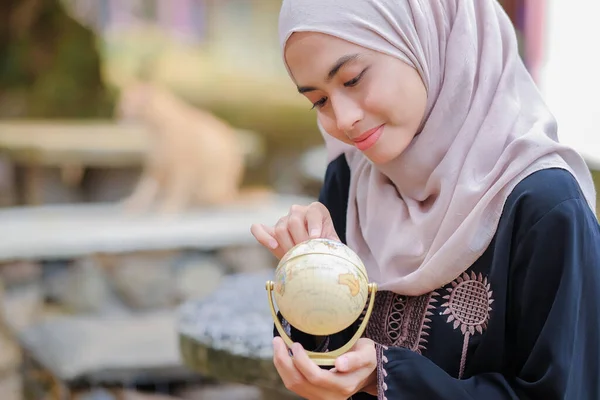 Genç Malaylı Müslüman Kız Tesettürlü Siyah Elbiseli Bulanık Bir Geçmişi — Stok fotoğraf