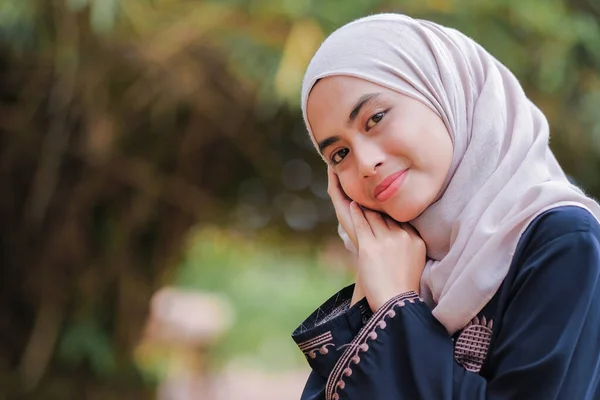 年轻的亚洲穆斯林女人对着摄像机笑 — 图库照片