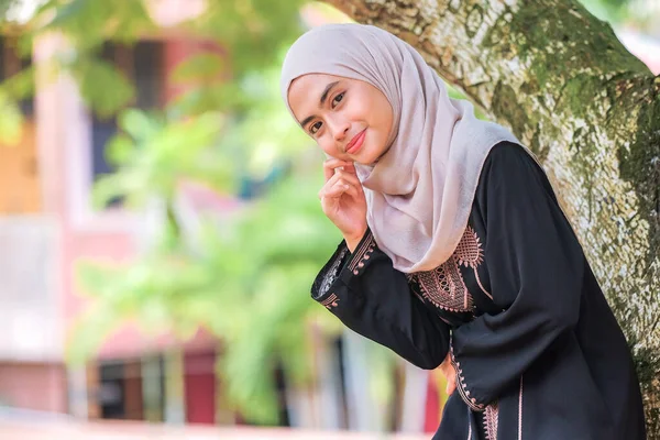 Porträt Einer Muslimischen Schönheit Mit Hijab — Stockfoto