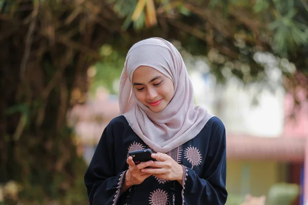 Πορτρέτο Της Όμορφης Μουσουλμάνας Γυναίκας Που Φοράει Μαντίλα Χρησιμοποιώντας Smartphone — Φωτογραφία Αρχείου