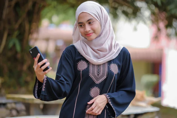 Porträtt Vackra Muslimska Kvinna Bär Hijab Med Hjälp Smartphone Technology — Stockfoto