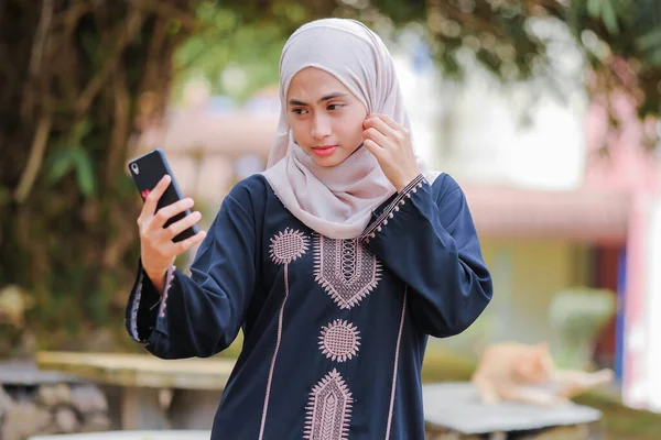 Retrato Mulher Muito Muçulmana Vestindo Hijab Usando Smartphone Technology Conceito — Fotografia de Stock