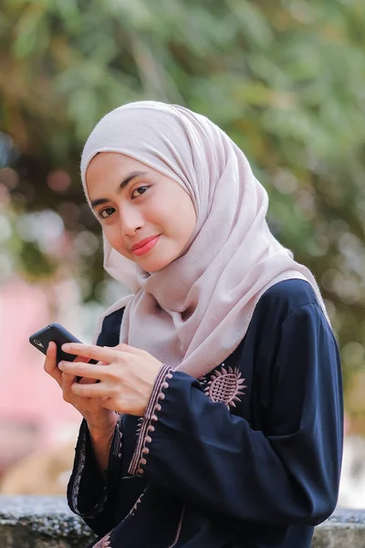 Retrato Una Mujer Musulmana Bonita Usando Hijab Usando Teléfono Inteligente —  Fotos de Stock