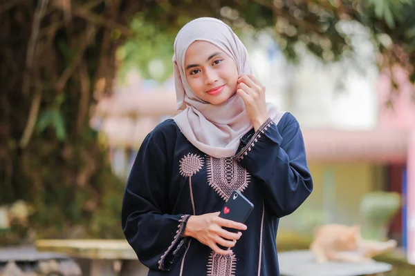 Porträtt Vackra Muslimska Kvinna Bär Hijab Med Hjälp Smartphone Technology — Stockfoto