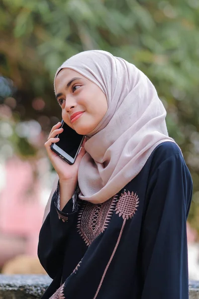 Portret Pięknej Muzułmanki Noszącej Hidżab Pomocą Smartfonu Technologia Koncepcja Komunikacji — Zdjęcie stockowe