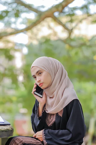 Retrato Una Mujer Musulmana Bonita Usando Hijab Usando Teléfono Inteligente —  Fotos de Stock