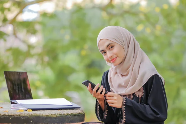 スマートフォンを使ったヒジャーブ姿の可愛いムスリム女性の肖像 技術とコミュニケーションの概念 — ストック写真