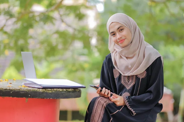 Retrato Mulher Muito Muçulmana Vestindo Hijab Usando Smartphone Technology Conceito — Fotografia de Stock