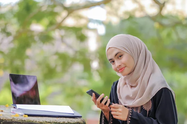 Zekice Tesettür Kullanan Güzel Müslüman Kadın Portresi Teknoloji Iletişim Konsepti — Stok fotoğraf