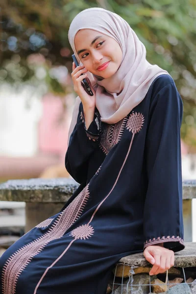 Retrato Mulher Muito Muçulmana Vestindo Hijab Usando Smartphone Technology Conceito — Fotografia de Stock