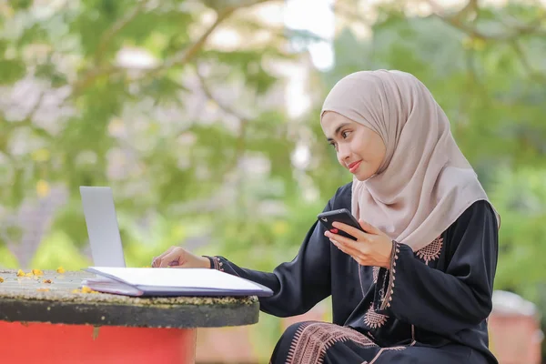 Portret Van Een Mooie Moslimvrouw Die Hijab Draagt Met Behulp — Stockfoto