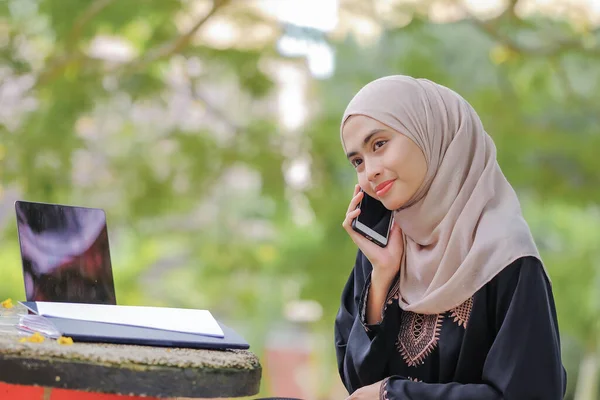 Potret Wanita Muslim Cantik Mengenakan Jilbab Menggunakan Smartphone Technology Dan — Stok Foto