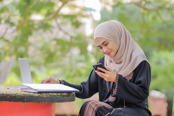 Potret Wanita Muslim Cantik Mengenakan Jilbab Menggunakan Smartphone Technology Dan — Stok Foto