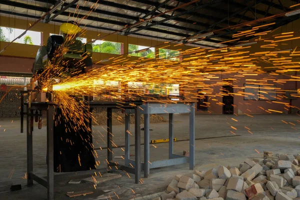 Jovem Usando Cortador Disco Para Placa Metal Ferramentas Para Construção — Fotografia de Stock